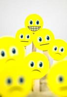 fechar-se tiro do amarelo risonho face emoji entre triste emojis foto