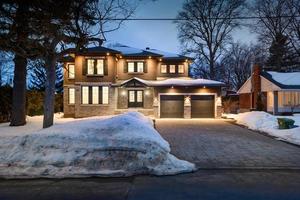 lindo luxo canadense solteiro família casa dentro maior Montreal área foto