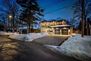 lindo luxo canadense solteiro família casa dentro maior Montreal área foto