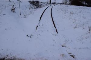 Ferrovia faixas dentro neve foto