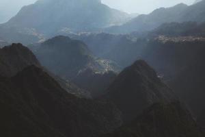 Visualizações a partir de pico Faz arieiro caminhar dentro Madeira, Portugal foto