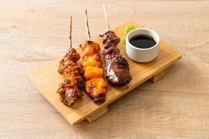 grelhado de frango japonês ou yakitori servir em estilo izakaya foto