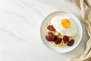 arroz frito com ovo frito e linguiça chinesa foto