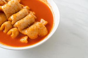 odeng - espeto de bolo de peixe coreano em sopa picante coreana foto