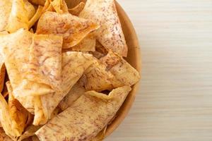 chips de taro doce crocantes - lanche foto