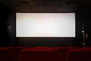 cinema vazio com tela em branco foto