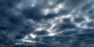 chuvoso céu. tormentoso clima. céu nuvens. abstrato borrado ciano gradiente do Primavera céu. foto