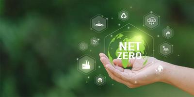 empresária segurando ícone internet zero e carbono neutro conceitos internet zero emissões metas com uma conectado ícone conceito relacionado para internet zero com hexágono grade. foto