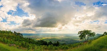 montanha panorama com pôr do sol em a nublado sk foto