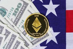 ethereum moeda e nota de banco em EUA bandeira foto