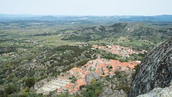 aéreo Visão do monsanto, visto a partir de a castelo foto