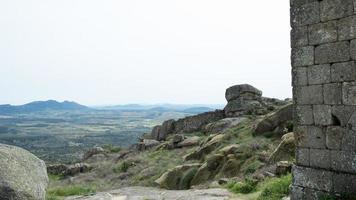 Visão do panorama a partir de a ruínas do antigo castelo dentro monsanto, Portugal foto