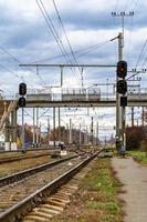 fotografia para o tema da ferrovia depois de passar o trem na ferrovia foto