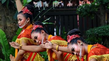 javanese tradicional dançarino, dançando batik dança foto