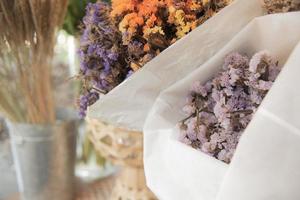 seco flor buquês, decoração dentro a cafeteria foto