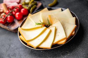 raclette queijo refeição Aperitivo Comida refeição Comida lanche em a mesa cópia de espaço Comida fundo rústico topo Visão foto