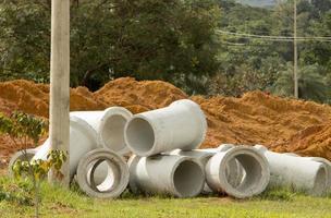 concreto esgoto tubos esperando para estar liderar dentro uma noroeste Vizinhança dentro brasilia, Brasil foto