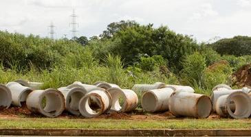 concreto esgoto tubos esperando para estar liderar dentro uma noroeste Vizinhança dentro brasilia, Brasil foto