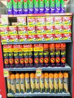 surakarta, Indonésia - janeiro 2023, inseto repelente spray em supermercado estante foto