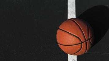 close-up de basquete na quadra foto