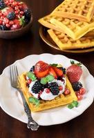 Bélgica waffles e baga frutas foto