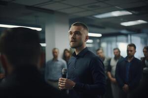 uma homem segurando microfone público Falando dentro frente do a público. foto realismo criada com ai Ferramentas