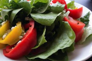 fresco salada com verde azeitonas, feta queijo e cereja tomates dentro uma tigela. saudável salada. generativo ai foto