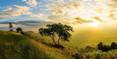 montanha panorama com colorida vívido pôr do sol em a nublado sk foto