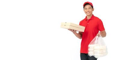 a sorridente pizza Entrega homem carrinhos em uma branco fundo segurando a pizza caixa e vestindo uma vermelho boné e uma em branco camiseta uniforme. foto