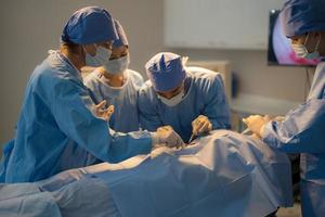 doutor, enfermeira fazendo cirurgia em paciente. foto
