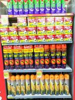 surakarta, Indonésia - janeiro 2023, inseto repelente spray em supermercado estante foto