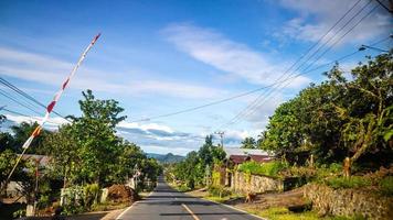 a estrada para motociclismo com lindo cenário foto