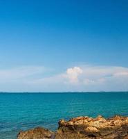 paisagem vista panorâmica de verão frente natureza vista ao longo das montanhas costa rochosa e mar oceano, olhar céu azul, horizonte vento brisa fresca, confortável durante o dia de viagem, relaxar, rayong, tailândia foto