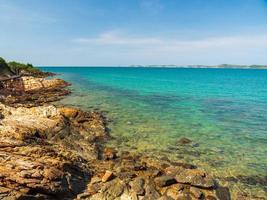 paisagem vista panorâmica de verão frente natureza vista ao longo das montanhas costa rochosa e mar oceano, olhar céu azul, horizonte vento brisa fresca, confortável durante o dia de viagem, relaxar, rayong, tailândia foto