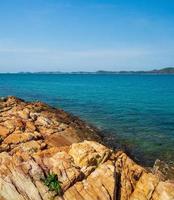 paisagem vista panorâmica de verão frente natureza vista ao longo das montanhas costa rochosa e mar oceano, olhar céu azul, horizonte vento brisa fresca, confortável durante o dia de viagem, relaxar, rayong, tailândia foto