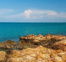 paisagem vista panorâmica de verão frente natureza vista ao longo das montanhas costa rochosa e mar oceano, olhar céu azul, horizonte vento brisa fresca, confortável durante o dia de viagem, relaxar, rayong, tailândia foto