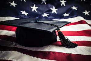 uma graduação boné em a americano bandeira foto