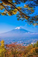 bela paisagem de mt. Fuji na temporada de outono foto