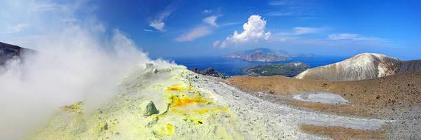 as fumarolas na cratera do vulcão nas ilhas eólias foto