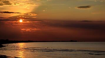 belo pôr do sol na praia foto