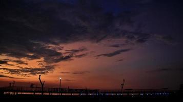 belo pôr do sol na praia foto