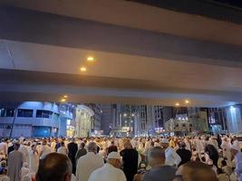 meca, saudita Arábia, abril 2023 - peregrinos a partir de diferente países do a mundo estão lado de fora masjid al-haram, Makkah em a vigésimo sétimo noite do Ramadã. foto