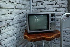 retro velho laranja televisão receptor em mesa foto