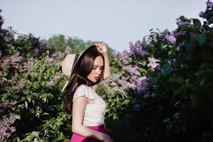 uma elegante menina com Sombrio cabelo, uma Primavera retrato dentro lilás tons dentro verão. brilhante profissional inventar. foto