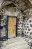 gótico arqueado porta conceito foto. mosteiro Entrada, antigo pedra arquitetura. Alto qualidade cenário para papel de parede foto