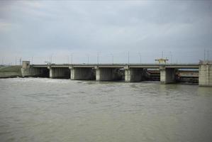 uma barragem construída na era soviética. barragem de concreto no rio. foto