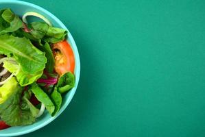salada de vegetais. refeição vegana, vegetariana saudável, dieta nutritiva. foto