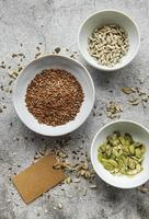 misture sementes diferentes para uma salada saudável