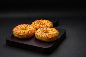 delicioso fresco rosquinhas dentro amarelo Esmalte com limão sabor o preenchimento foto