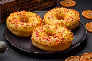 delicioso fresco rosquinhas dentro amarelo Esmalte com limão sabor o preenchimento foto